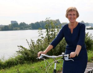 Rita Hagenaars koos voor een torisch kunstlens op haar fiets buiten bij de Maas
