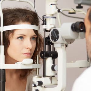 oogarts onderzoekt de ogen van de patient